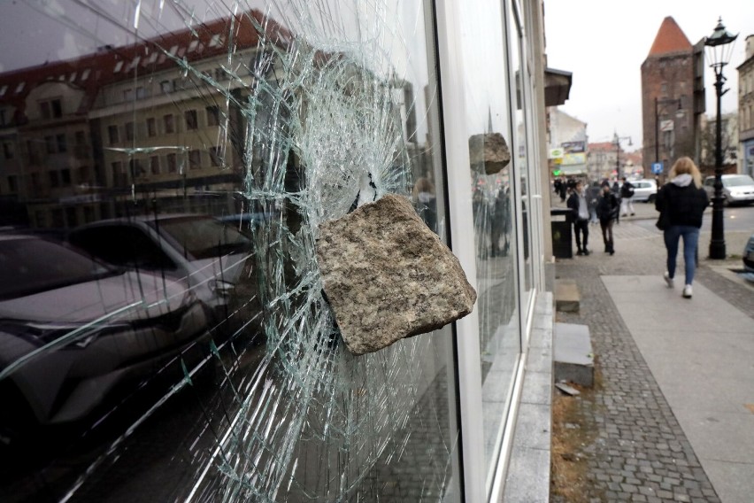 Wandale grasują w Legnicy, tym razem zniszczyli witrynę przy ulicy Chojnowskiej, zobaczcie zdjęcia