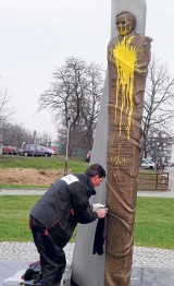 Pomnik ofiar katastrofy smoleńskiej w Dębicy pochlapany farbą