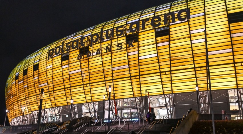 Montaż logotypu na stadionie Polsat Plus Arena Gdańsk...