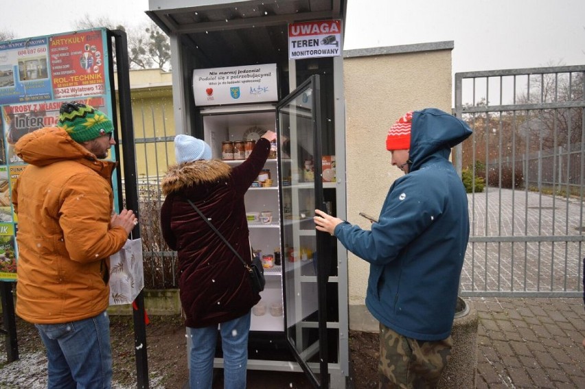 Otwarcie pierwszej lodówki społecznej w Mogilnie 18.01.2023.