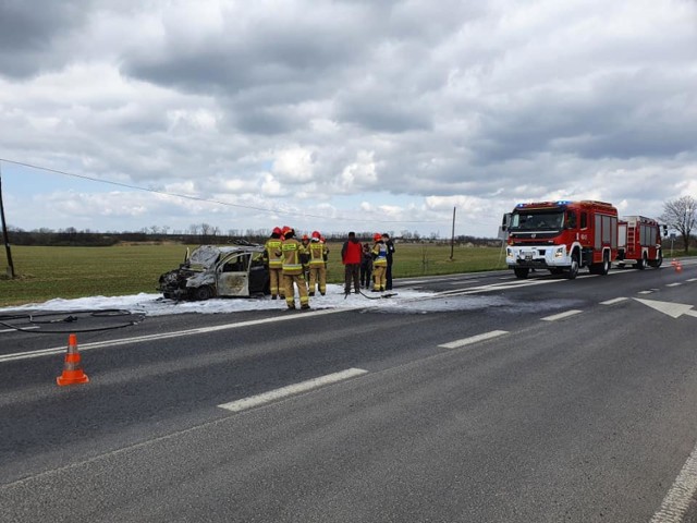 Utrudnienia drogowe w Skorochowie. Na trasie do Nysy spłonął samochód.