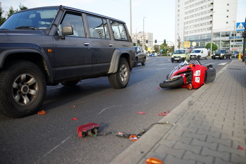 Wypadek w Krakowie. Motocyklista ranny [ZDJĘCIA]