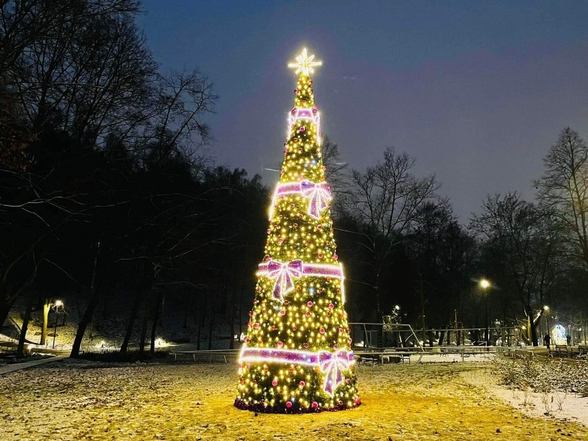 Jest pięknie. W tym roku w Starachowicach mniej świątecznych ozdób ale czuć świąteczny klimat. Zobacz zdjęcia