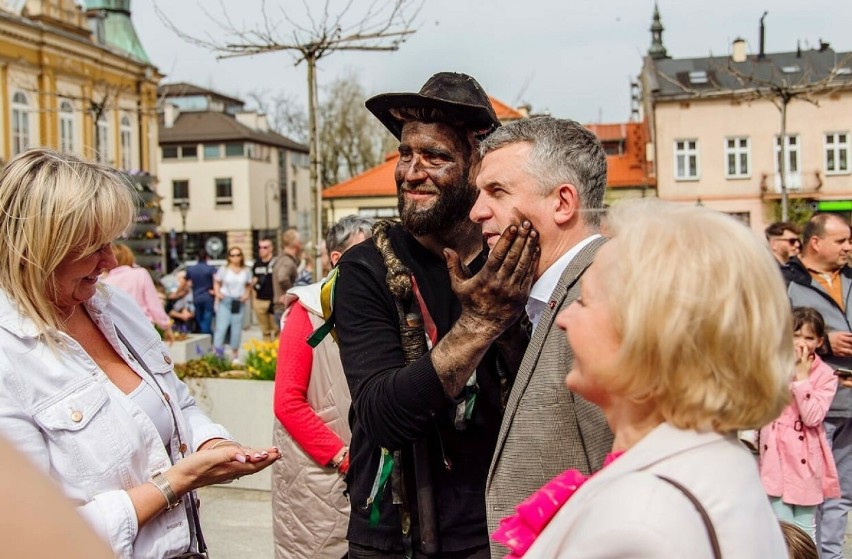 Pędzi ulicami Siuda Baba. Umorusana postać pojawia się pod Krakowem ze swoim orszakiem, straszy dziewczyny 