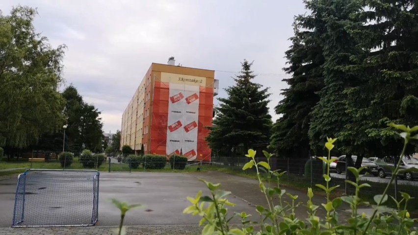 Zobacz nowy mural Andrejkowa w Rzeszowie jeszcze dziś. Artysta maluje Janusza Korczaka z dziećmi