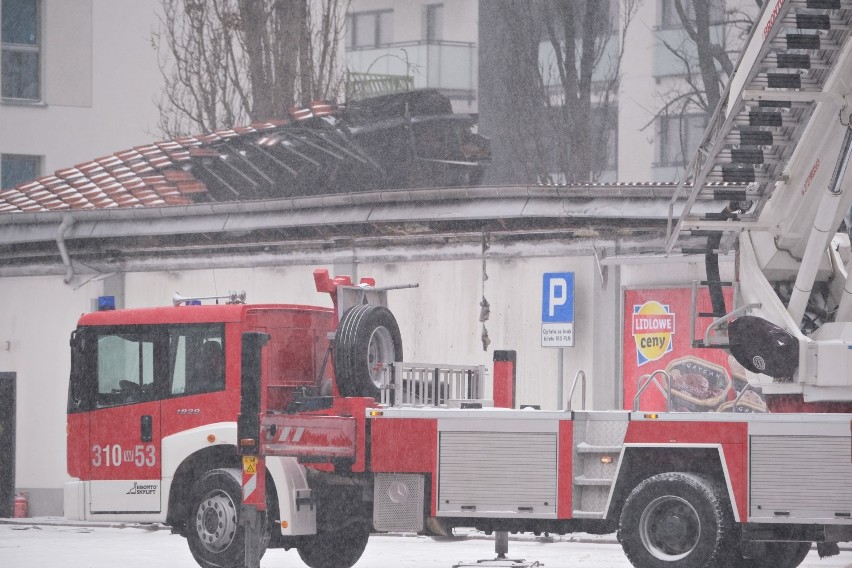 Pożar w Warszawie. Płonął Lidl na Bielanach, w budynku zawalił się dach. Nocna akcja straży pożarnej