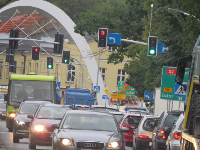 Korek na DK52 w centrum Andrychowa. Utrudnienia zaczynają się już przy skręcie do McDonald's przy wjeździe do miasta