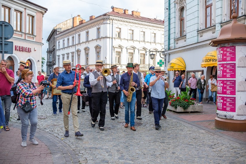 Rozpoczął się Jazzowy Rynek w Tarnowie. Była parada nowoorleańska i znakomity koncert w amfiteatrze [ZDJĘCIA]