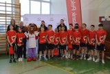 Trening uczniów SP 1 w Osobnicy z koszykarką, byłą reprezentantką Polski Eweliną Kobryn