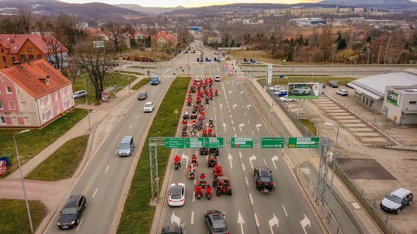 Wałbrzych. Parada Mikołajów na motocyklach widziana z drona (ZDJĘCIA)