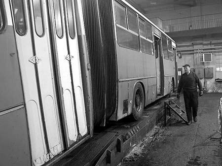 Bytomscy kierowcy twierdzą, że mechanicy oszczędzają na naprawach autobusów, bo podobno mają takie zalecenia.