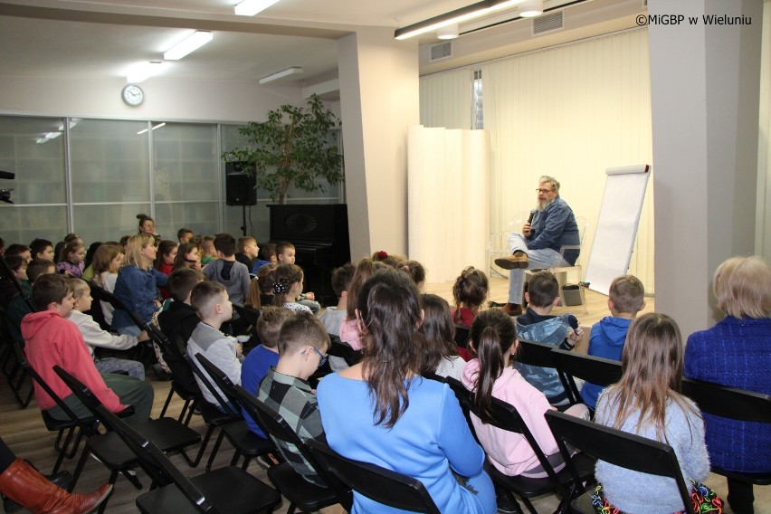 „Żarty się nie kończą! Zabawa literaturą”. Cykl ciekawych wydarzeń w miejskiej bibliotece w Wieluniu FOTO