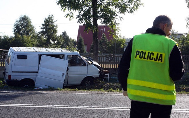 Wypadek w Gomunicach: Bus uderzył w drzewo, cztery osoby ranne [ZDJĘCIA]