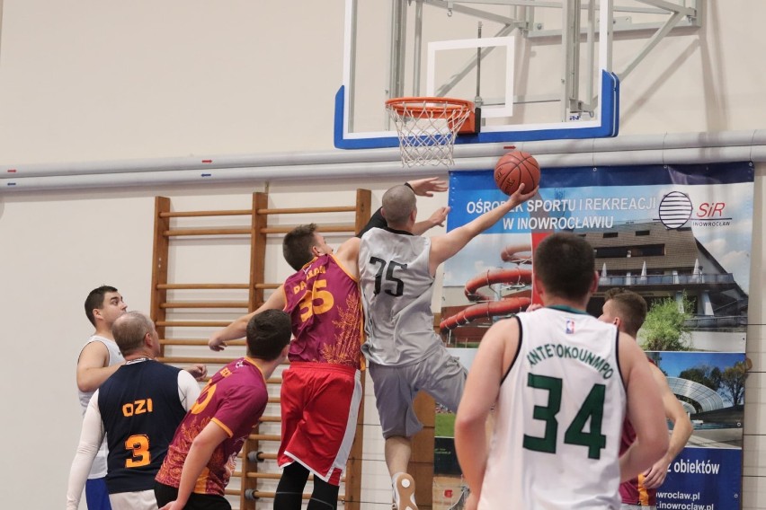 W Basket OSiR Lidze walczą koszykarze z trzech miast