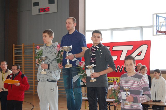 Bartosz Mazerski na najwyższym podium, obok niego z prawej Andrzej Rogiewicz