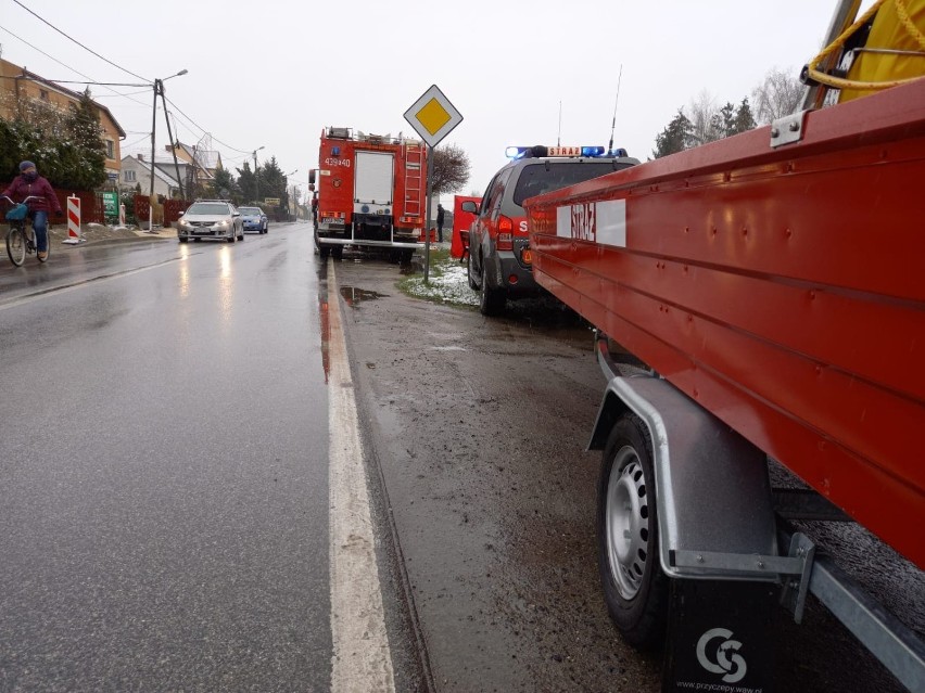 Zagadkowa śmierć młodego mężczyzny w Szczucinie. W stawie przy ulicy policjanci zauważyli zwłoki. Denat miał 36 lat [ZDJĘCIA]