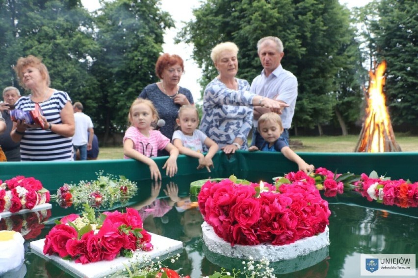 Wianki w gminie Uniejów. Dwie zabawy. Jedna w Uniejowie, druga w Wilamowie PLAKATY