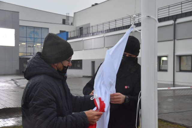 Deszcz nie przeszkodził biało-czerwonej zawisnąć na maszcie przy Śremskim Sporcie