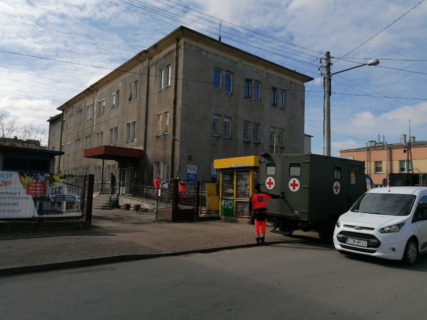 Rozpoczęły się przenosiny pacjentów ZPO z ul. Niskiej w Tomaszowie. W przeprowadzce pomagają żołnierze [ZDJĘCIA]