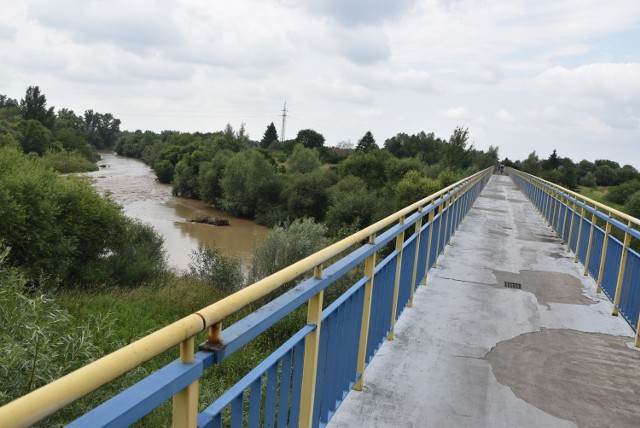 Wzdłuż Białej przebudowanych ma zostać w sumie 13 kilometrów wałów przeciwpowodziowych - w rejonie tarnowskich Azotów, kładki na rzece i ujścia Białej do Dunajca