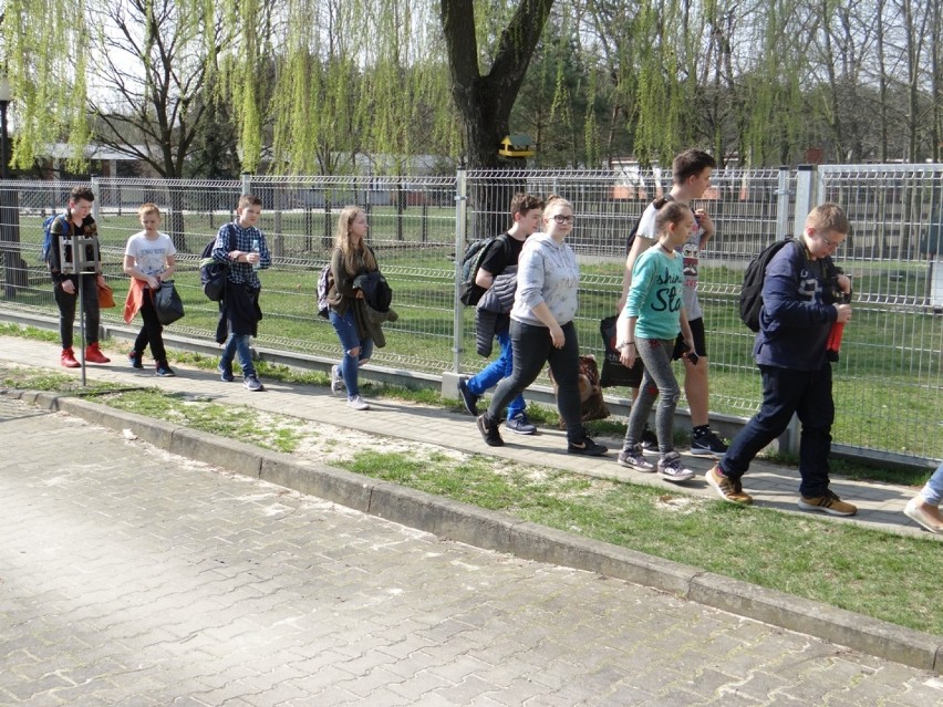 Uczniowie ZSG 7 w schronisku dla zwierząt w Radomsku