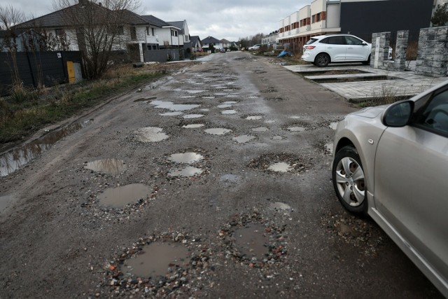 Kierowcy muszą lawirować miedzy dziurami, chcąc dojechać do swoich posesji.