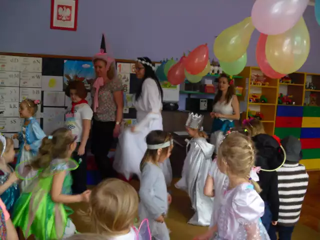 Bal przedszkolaków "Piątki" zorganizowany wspólnie z biblioteką