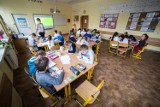 "Nauczyciel potrzebny od zaraz". W Warszawie brakuje blisko 4 tys. pedagogów. Miasto oferuje specjalne szkolenia