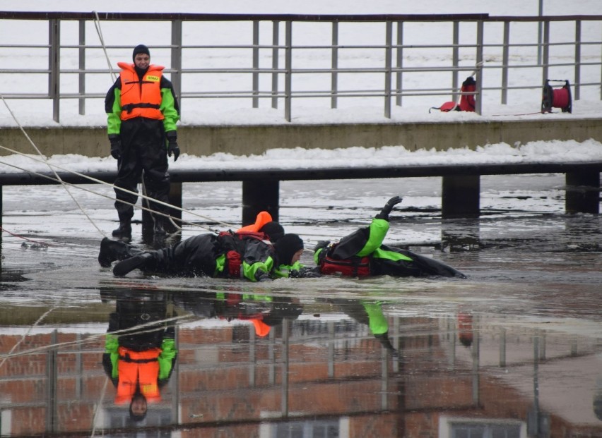 Tragedia w Przybrdzie koło Białego Boru. Pod lodem utonął mężczyzna 