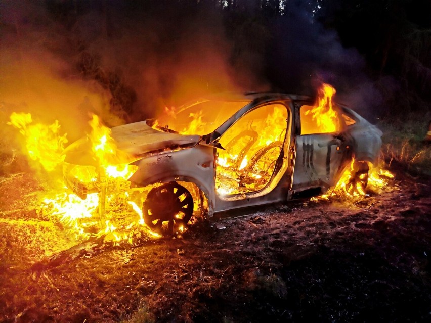 Auto zostało całkowicie zniszczone przez ogień. Na szczęście...