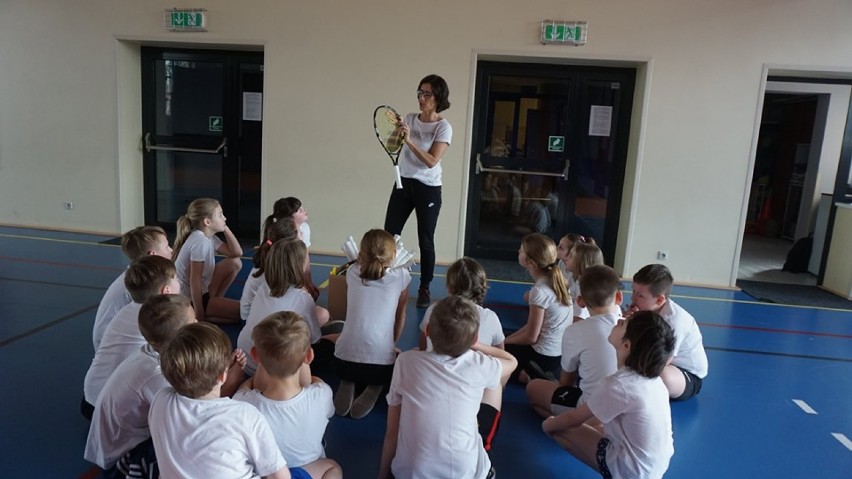 Szkoła Podstawowa nr 3 w Chodzieży uczy uczniów gry w tenisa (FOTO)