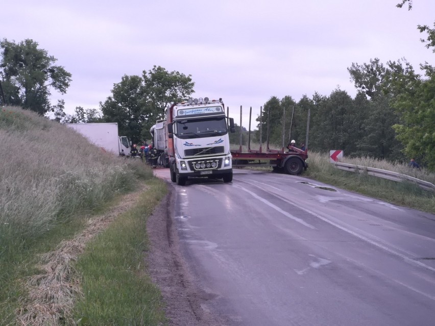 Poważny wypadek w regionie. Zderzyły się ciężarówki, spore utrudnienia na trasie [dużo zdjęć]