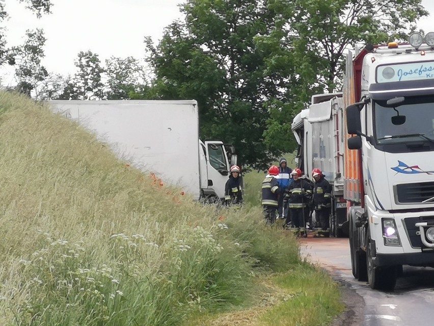 Poważny wypadek w regionie. Zderzyły się ciężarówki, spore utrudnienia na trasie [dużo zdjęć]