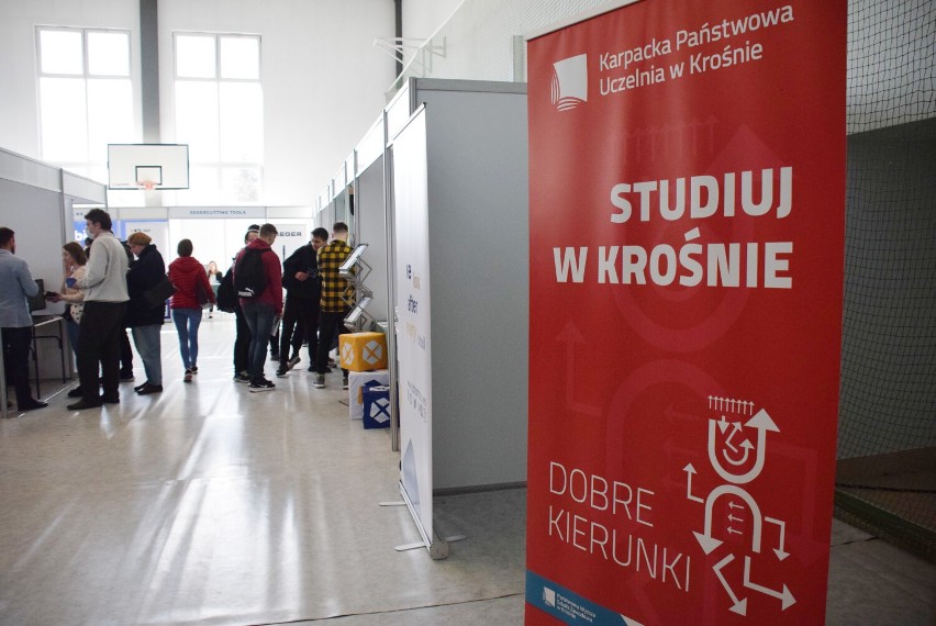 Targi Pracy i Akademicki Dzień Nauki w KPU w Krośnie. Studenci, uczniowie i absolwenci szukali ofert pracy, staży i studiów [ZDJĘCIA]