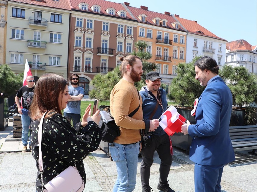 Dzień Flagi w Kaliszu. Kaliszanie obdarowani biało-czerwonymi chorągiewkami. ZDJĘCIA