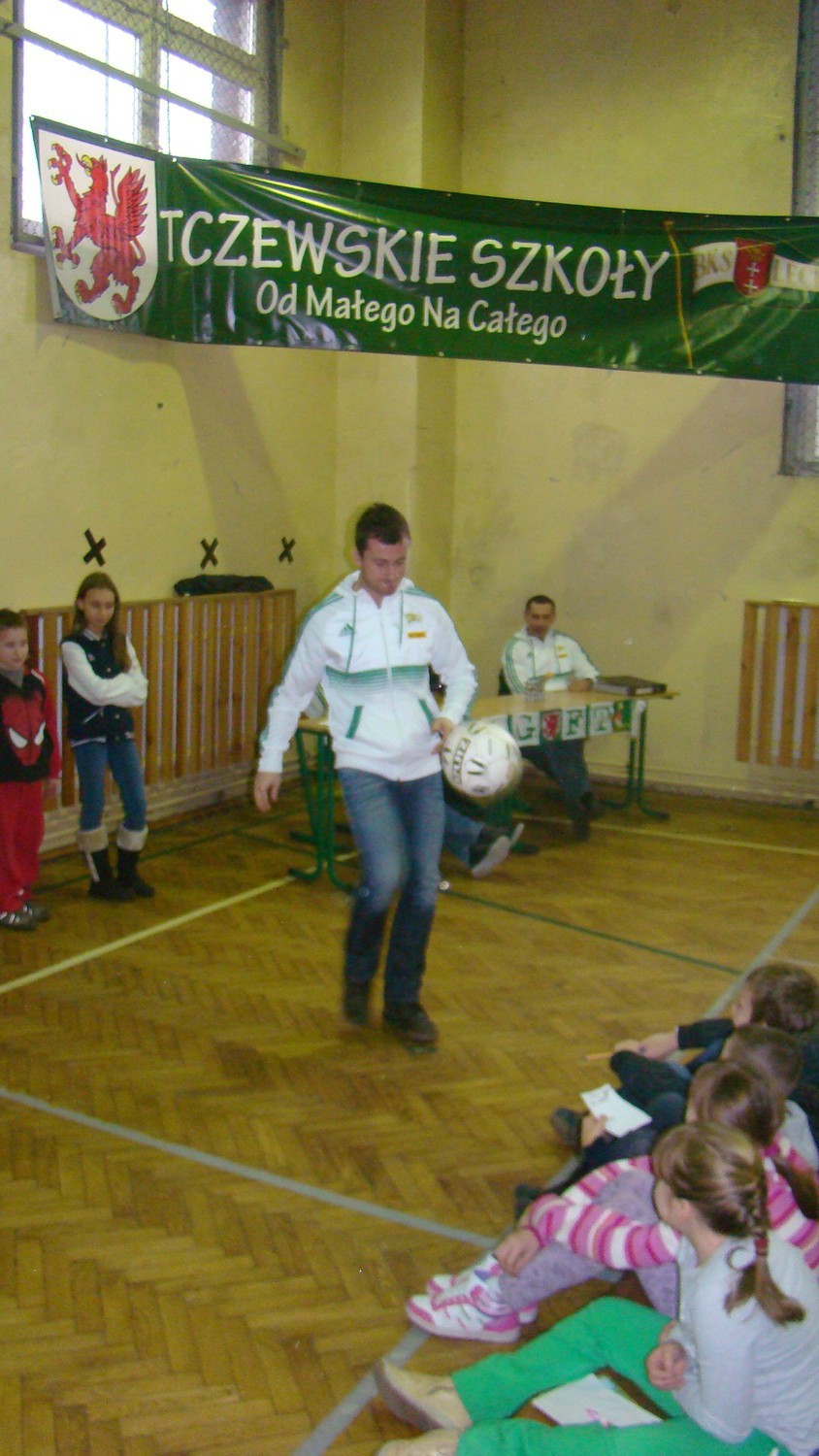 Do Szkoły Podstawowej nr 5 w Tczewie zawitali piłkarze Lechii Gdańsk. Odbyły się tam Mikołajki