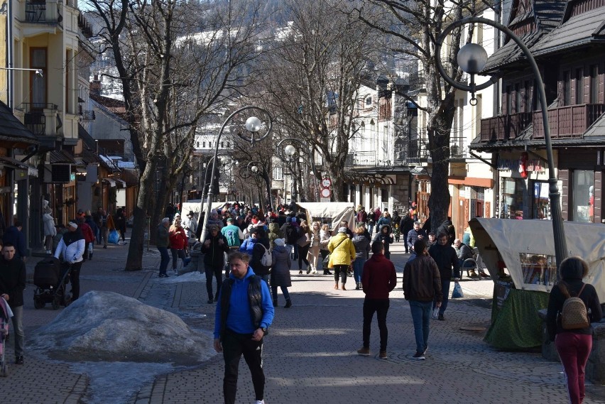 Zakopane. Krupówki wypełniły się spacerowiczami. Znak czasów: to nie tylko turyści, są też Ukraińcy, którzy uciekli przed wojną [ZDJĘCIA]