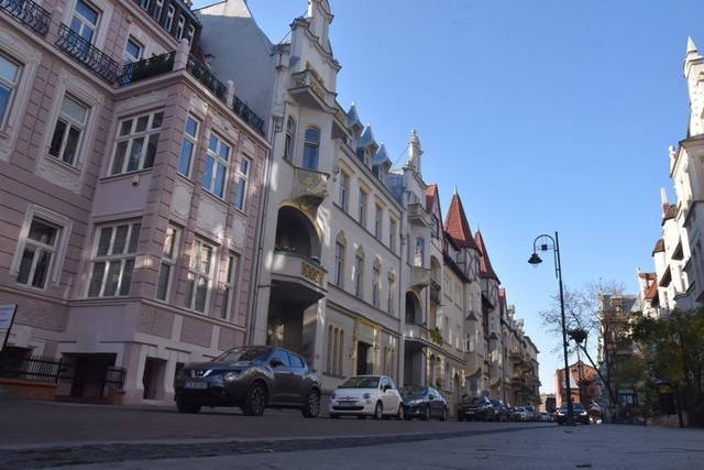 Centrum Bydgoszczy wciąż się zmienia. Obecnie trwają prace przy rewitalizacji Młynów Rothera, Muzeum Okręgowego i płyty Starego Rynku. Trwa również odbudowa budynku Teatru Kameralnego. Wcześniej remonty przeszły uliczki przy starówce oraz ulica Dworcowa. 

- Rewitalizacja salonu miasta nabrała tempa – mówi Rafał Bruski, prezydent Bydgoszczy. – Nie byłaby ona możliwa bez inwestycji i wysiłku podejmowanego przez właścicieli prywatnych budynków. Dlatego tej grupie należą się słowa uznania. Jestem też przekonany, że wiele podmiotów niepublicznych wykorzysta szansę, jaką stworzyliśmy  tworząc im Gminny Program Rewitalizacji. Miasto również będzie uruchamiać kolejne inwestycje i działania wspierające poprawę estetyki. Przed nami m.in. rewitalizacja kolejnego odcinka bulwarów placu Kościeleckich. 

Od 2011 roku urząd miasta wsparł 165 inwestycji konserwatorskich. W tym roku na ten cel w budżecie zabezpieczono 1,3 mln złotych. Jednocześnie do stycznia wydano 240 decyzji nakazujących właścicielom kamienic remonty. - Efektem tych działań jest około 90 budynków, które zyskały nowe elewacje - dodają w bydgoskim ratuszu. - W pierwszej kolejności decyzje nakazowe wydawane były w odniesieniu do kamienic na Starym Mieście. W ostatnich latach najwięcej interwencji dotyczy północnej części Śródmieścia.




Dwa razy więcej fotoradarów na polskich drogach. Zobacz wideo!

