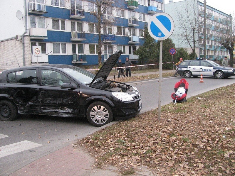 Wypadek przy podstawówce, na niebezpiecznym skrzyżowaniu ulic Mickiewicza z Ułańską [ZDJĘCIA]