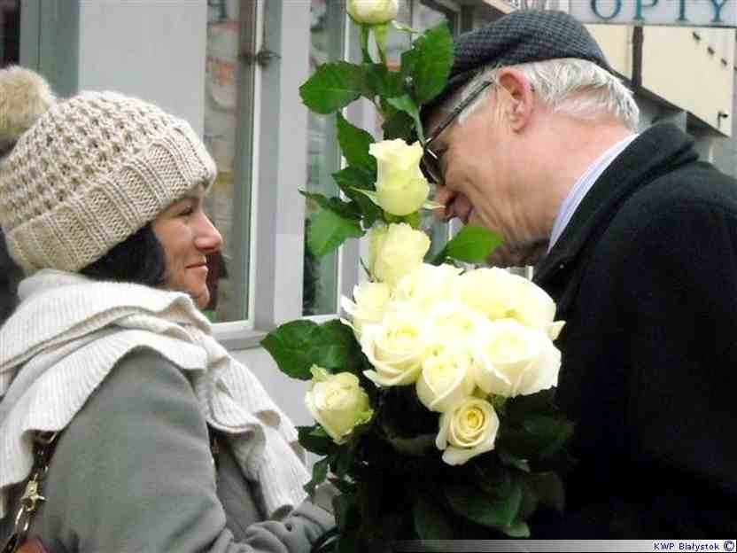 Białe róże wręczyli policjanci dla pań [zdjęcia]