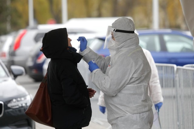 Osoby przebywające na kwarantannie muszą same zgłosić się na badania