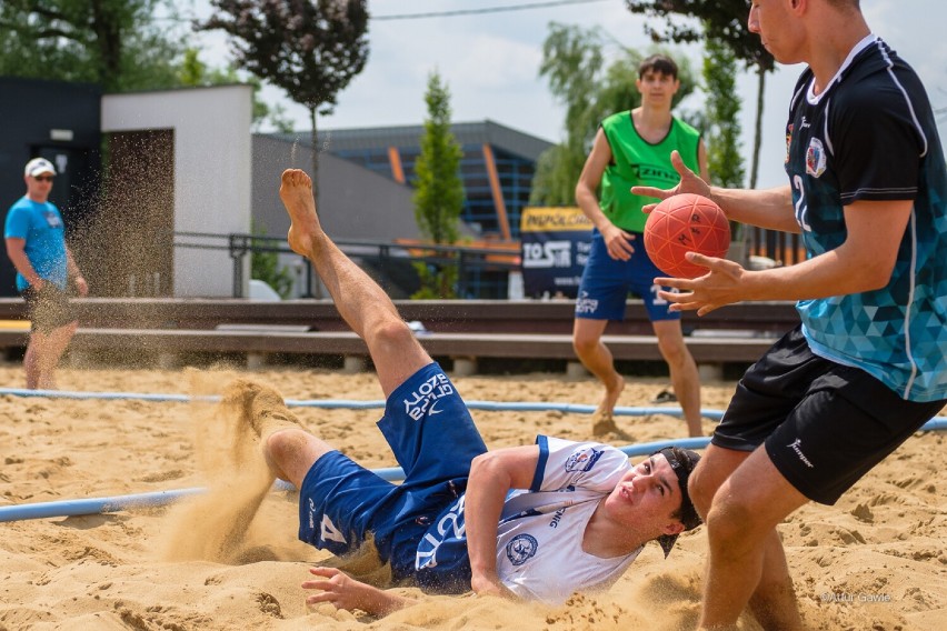 Piłkarze ręczni rywalizowali na Plaży Kantoria w Tarnowie,...