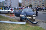 Wypadek na ulicy Ogrodowej w Tomaszowie. Po pijaku ukradli samochód i rozbili się na latarni