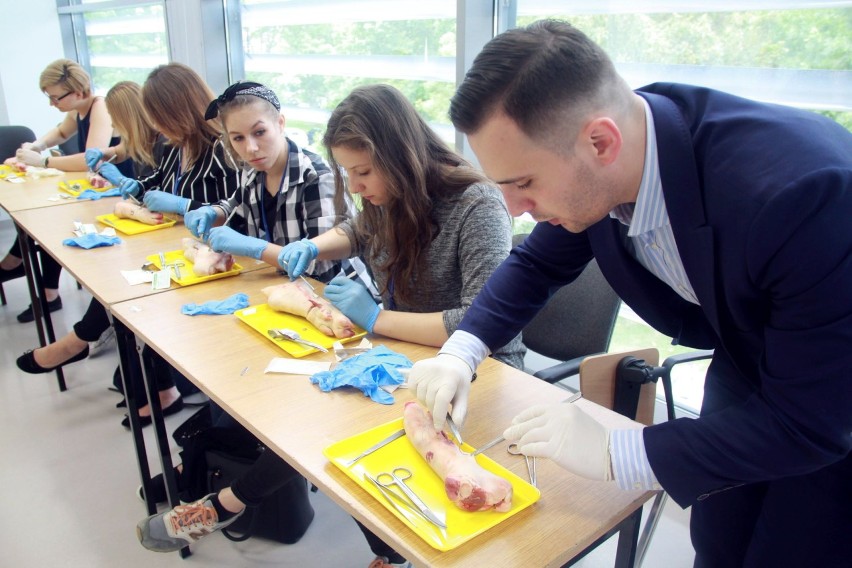 Studenci medycyny w wakacje kroją, szyją, leczą (ZDJĘCIA)