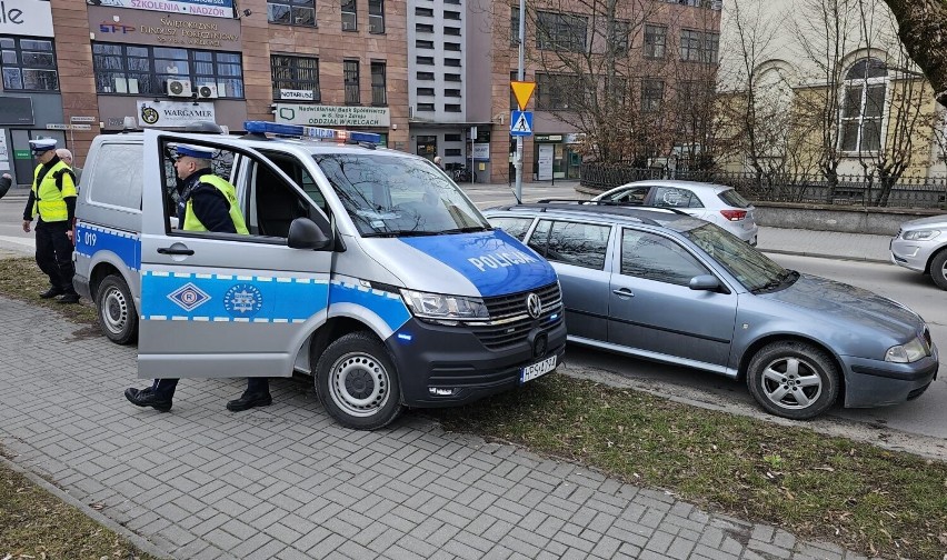 W centrum Kielc samochód potrącił kobietę z dzieckiem!