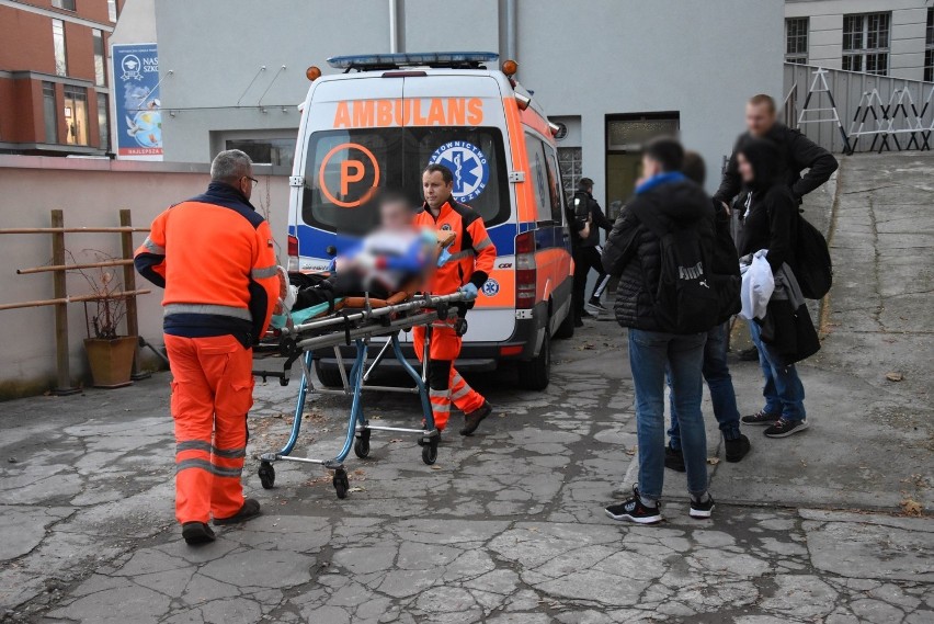 Pobicie ucznia w "mechaniczniaku" w Opolu. 19-latek w szpitalu. Trwają poszukiwania sprawcy