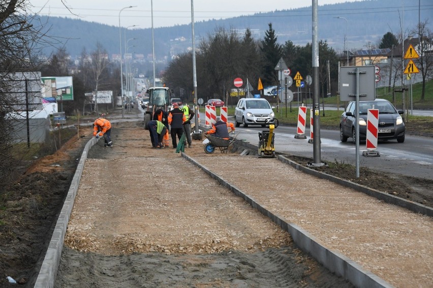 Na ulicy Warszawskiej zamontowano latarnie  i szynko...