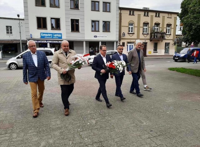 Delegacja PiS podczas składania wiązanek przy ul. Kościuszki w Żninie.