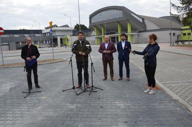 Prezydent Stalowej Woli Lucjusz Nadbereżny ogłasza koniec prac przy parkingu Ośrodka Sportu