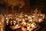 Wszystkich Świętych 2023. Zobacz, jak wygląda Cmentarz Parafialny przy ul. Kolskiej w Koninie wieczorem 1 listopada [NASTROJOWE FOTOGRAFIE]